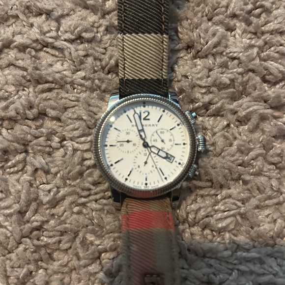 Burberry watch - Picture 2 of 4